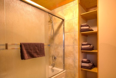 Bear Lodge Upstairs Bathroom