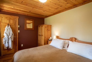 Bear Lodge Master Bedroom (King or Twin)
