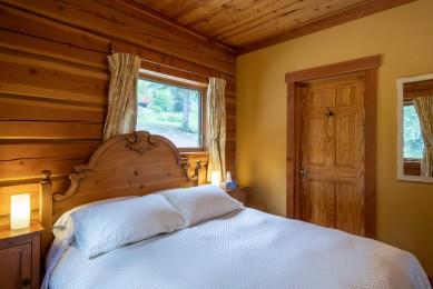Deer Lodge Queen Bedroom